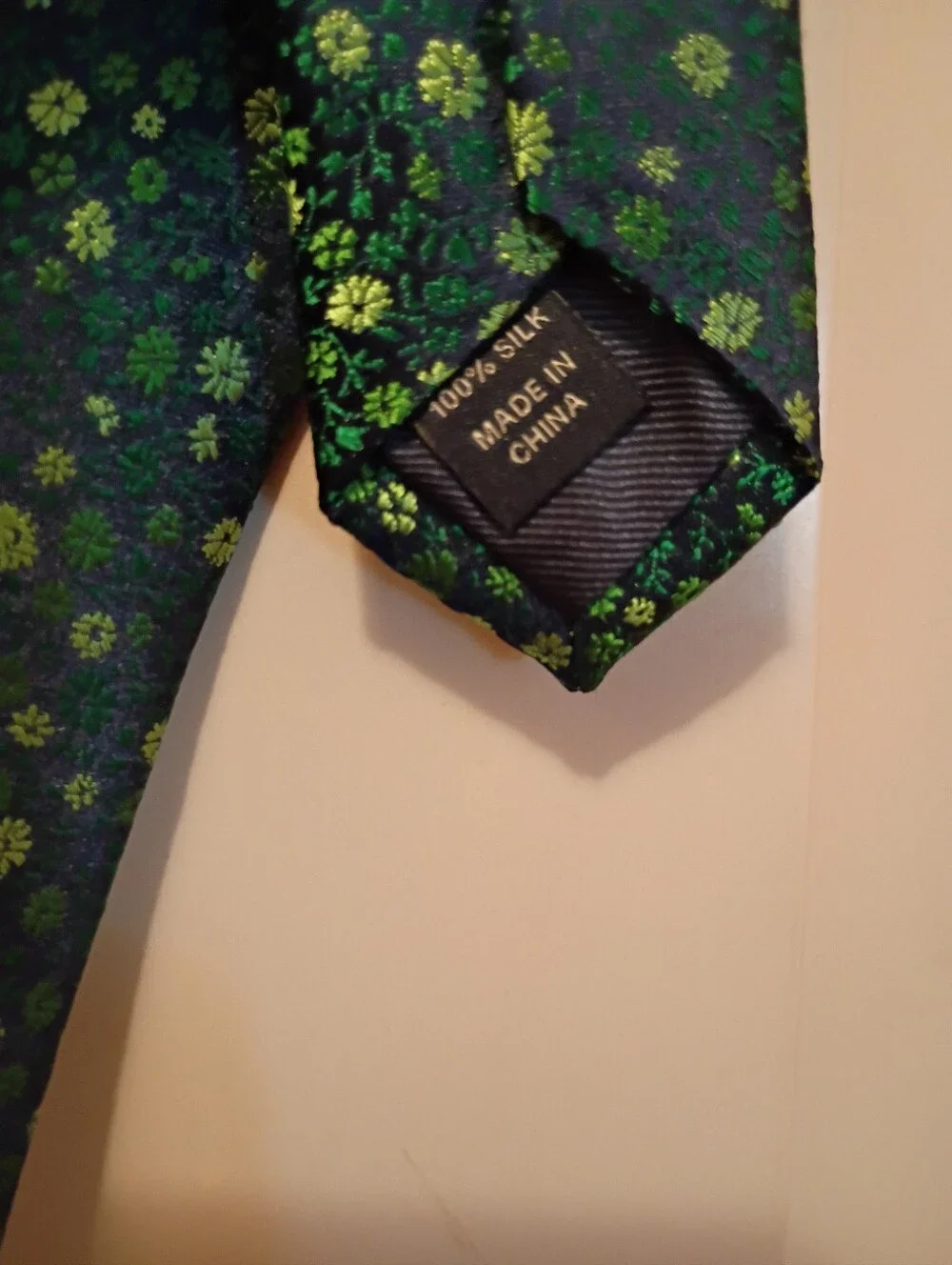 Jos A Bank Men's Green Floral 100%Silk Tie